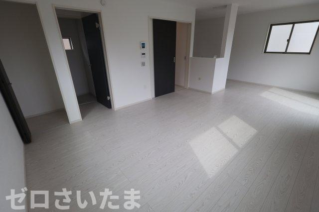 《仲介手数料無料》浦和区瀬ヶ崎４丁目32-6新築一戸建てケイアイフィットの居間・リビング|撮影日 2025年10月3日 12:50 曇り