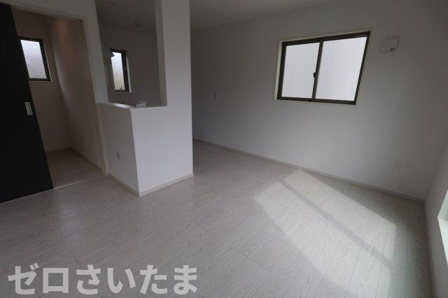 《仲介手数料無料》浦和区瀬ヶ崎４丁目32-6新築一戸建てケイアイフィットの居間・リビング|撮影日 2025年10月3日 12:50 曇り