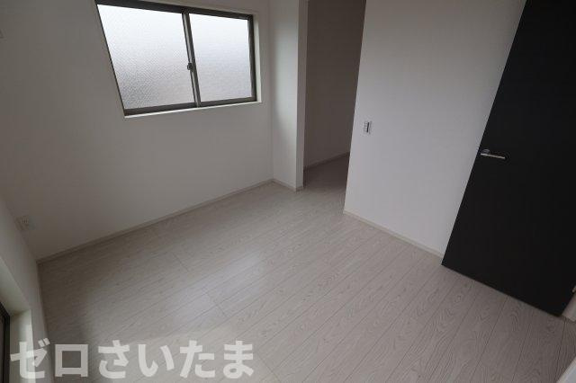 《仲介手数料無料》浦和区瀬ヶ崎４丁目32-6新築一戸建てケイアイフィットの洋室|撮影日 2025年10月3日 12:50 曇り