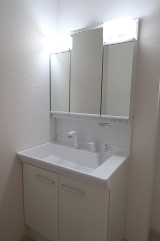 《仲介手数料無料》浦和区瀬ヶ崎４丁目32-6新築一戸建てケイアイフィットの独立洗面台|撮影日 2025年10月3日 13:00 曇り