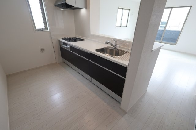 《仲介手数料無料》浦和区瀬ヶ崎４丁目32-6新築一戸建てケイアイフィットのキッチン|撮影日 2025年10月3日 13:00 曇り