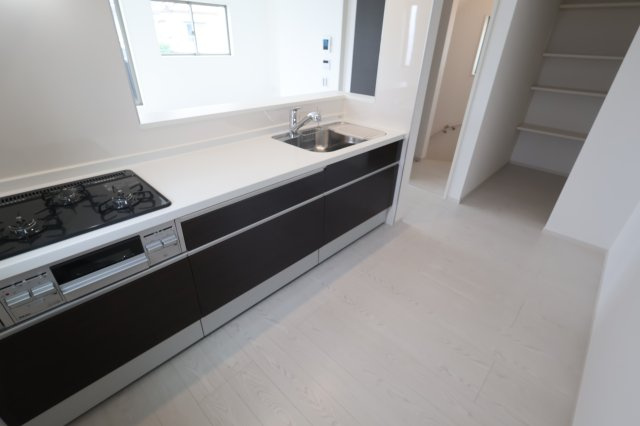 《仲介手数料無料》浦和区瀬ヶ崎４丁目32-6新築一戸建てケイアイフィットのキッチン|撮影日 2025年10月3日 13:00 曇り