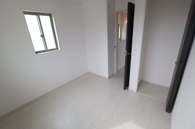 《仲介手数料無料》浦和区瀬ヶ崎４丁目32-6新築一戸建てケイアイフィットの洋室|撮影日 2025年10月3日 13:00 曇り