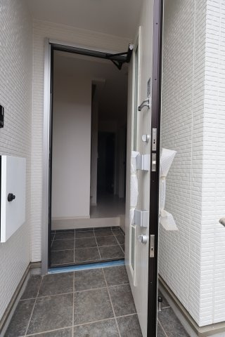 《仲介手数料無料》浦和区瀬ヶ崎４丁目32-6新築一戸建てケイアイフィットの玄関|撮影日 2025年10月3日 13:00 曇り
