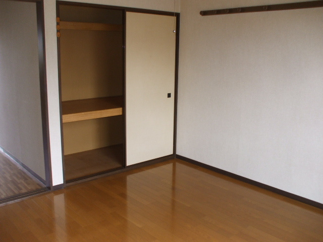 ポリマーローズの洋室