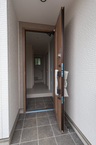 《仲介手数料無料》浦和区瀬ヶ崎４丁目32-6(3号棟)新築一戸建てケイアイフィットの玄関|撮影日 2025年10月3日 13:00 曇り