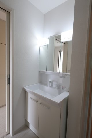 《仲介手数料無料》浦和区瀬ヶ崎４丁目32-6(3号棟)新築一戸建てケイアイフィットの独立洗面台|撮影日 2025年10月3日 13:00 曇り