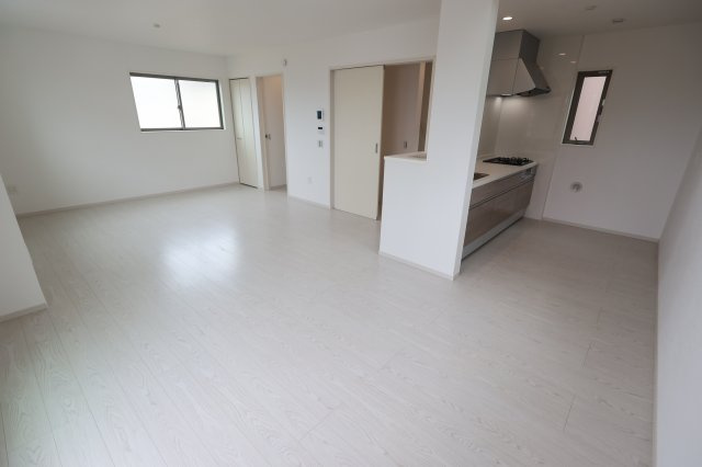 《仲介手数料無料》浦和区瀬ヶ崎４丁目32-6(3号棟)新築一戸建てケイアイフィットの居間・リビング|撮影日 2025年10月3日 13:00 曇り