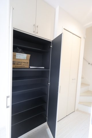 《仲介手数料無料》浦和区瀬ヶ崎４丁目32-6(3号棟)新築一戸建てケイアイフィットの玄関|撮影日 2025年10月3日 13:00 曇り