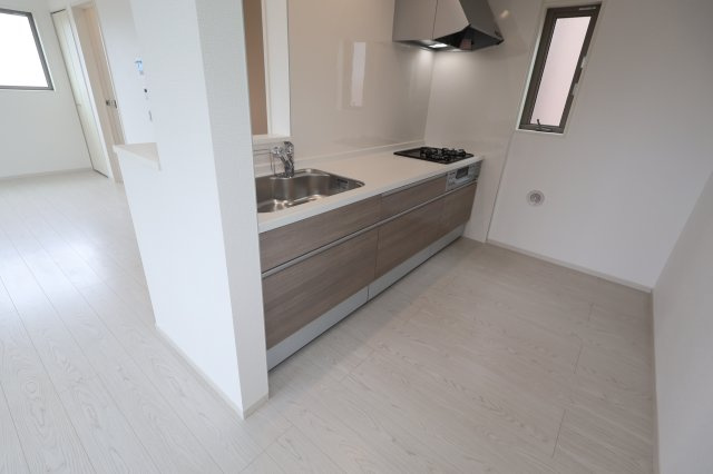 《仲介手数料無料》浦和区瀬ヶ崎４丁目32-6(3号棟)新築一戸建てケイアイフィットのキッチン|撮影日 2025年10月3日 13:00 曇り