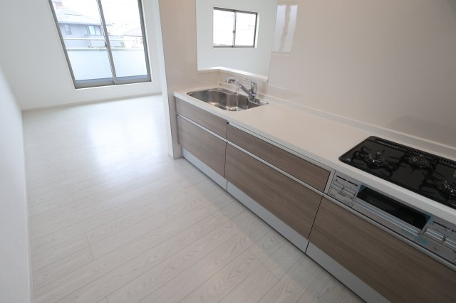 《仲介手数料無料》浦和区瀬ヶ崎４丁目32-6(3号棟)新築一戸建てケイアイフィットのキッチン|撮影日 2025年10月3日 13:00 曇り