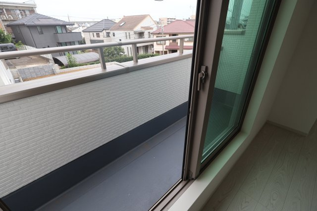 《仲介手数料無料》浦和区瀬ヶ崎４丁目32-6(3号棟)新築一戸建てケイアイフィットのバルコニー|撮影日 2025年10月3日 13:00 曇り