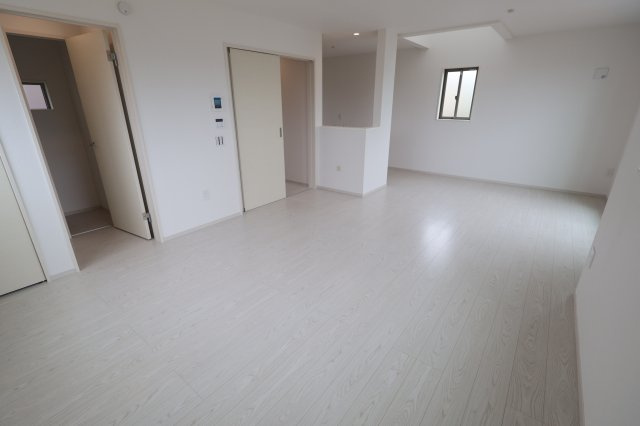 《仲介手数料無料》浦和区瀬ヶ崎４丁目32-6(3号棟)新築一戸建てケイアイフィットの居間・リビング|撮影日 2025年10月3日 13:00 曇り