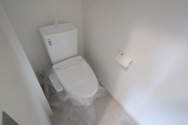 《仲介手数料無料》浦和区瀬ヶ崎４丁目32-6(3号棟)新築一戸建てケイアイフィットのトイレ|撮影日 2025年10月3日 13:00 曇り