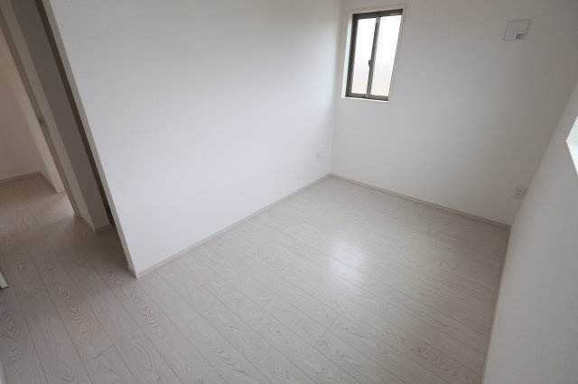 《仲介手数料無料》浦和区瀬ヶ崎４丁目32-6(3号棟)新築一戸建てケイアイフィットの洋室|撮影日 2025年10月3日 13:00 曇り