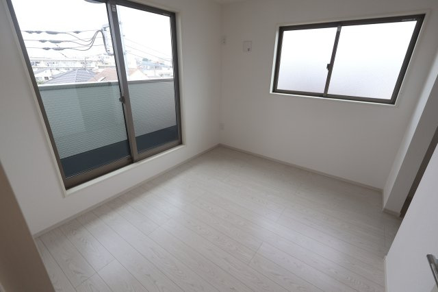 《仲介手数料無料》浦和区瀬ヶ崎４丁目32-6(3号棟)新築一戸建てケイアイフィットの洋室|撮影日 2025年10月3日 13:00 曇り