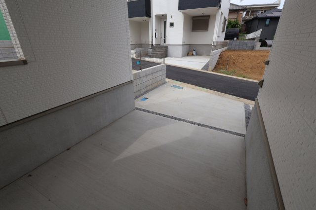 《仲介手数料無料》浦和区瀬ヶ崎４丁目32-6(3号棟)新築一戸建てケイアイフィットの駐車場|撮影日 2025年10月3日 13:00 曇り