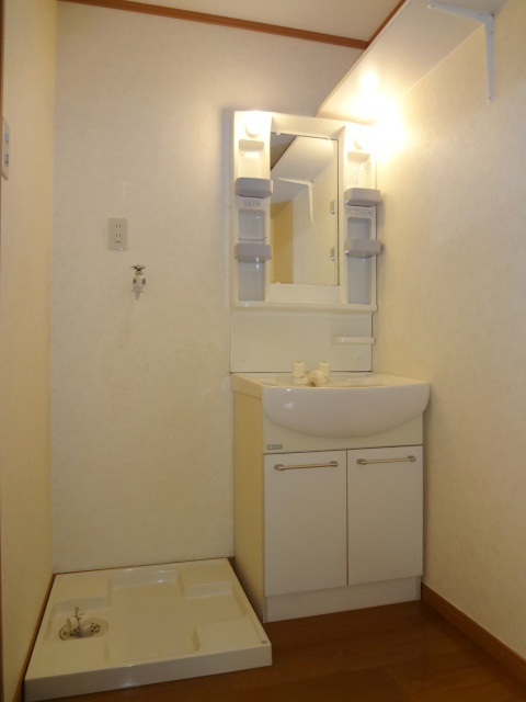 アイビーコート12の月の洗面所|明るい洗面所です