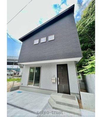 【外観】 | ☆安芸郡海田町浜角　新築分譲☆ | ◆外観◆
陽射しをいっぱいに享受する恵まれた立地と区画。アクセントカラーも艶やかに美しいサイディングが青空に映えます◎
