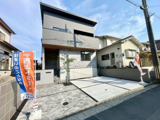 【外観】 | ☆東広島市西条町田口　新築分譲☆ | 流れる空気感を特別なものとし、凛とした表情を見せる美しい外観。光に照らし出される外壁は、素材の持つ独特の存在感により豊かな表情を見せ、この一角を素敵に演出してくれます。