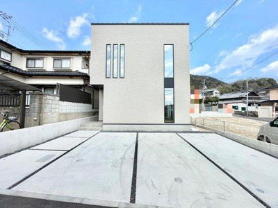 【外観】 | ☆安芸区船越2丁目☆№1・№05 | Ｎo1　完成済み◆周囲の自然に溶け込み街並みと調和する、優しい色合いのナチュラルモダンな邸宅。ゆったりとした駐車場も魅力的ですね♪