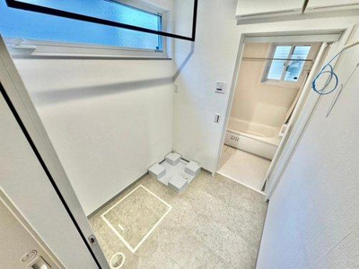 【内装】 | ☆安佐南区伴東8丁目☆ | 風呂場に併設の洗濯バーは、雨の日にも洗濯が干せて便利です♪