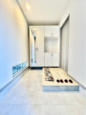 【玄関】 | ☆安佐南区伴東8丁目☆ | 白を基調としたスタイリッシュな玄関周りで、来客も楽しみです♪ご家族様の靴をたっぷりと収納していただけます。