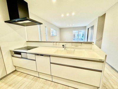 【キッチン】 | ☆安佐南区伴東8丁目☆ | 高性能な食器洗浄乾燥機付きシステムキッチン！【洗浄・乾燥】はもちろん高温洗浄で衛生面でも一役買ってます。忙しい朝も楽しく家事ができますね♪