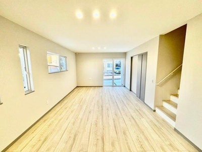 【居間・リビング】 | ☆安佐南区伴東8丁目☆ | 光が溢れ、風も溢れ、居心地のよい住空間、自然体で過ごせるリビングで、ゆったりとした贅沢時間をお楽しみいただけます☆