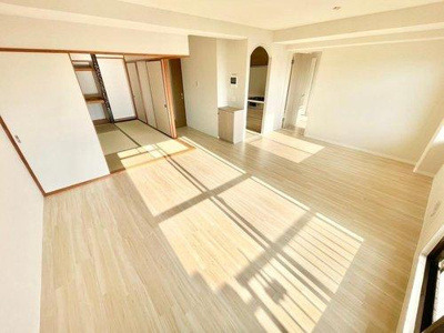 【居間・リビング】 | ダイアパレス皆賀 | 嬉しいタタミコーナー付の間取りです♪小さいお子様のお昼寝や遊び場のスペースとして。また奥様の家事スペースや寛ぎのスペースとして大変便利です♪