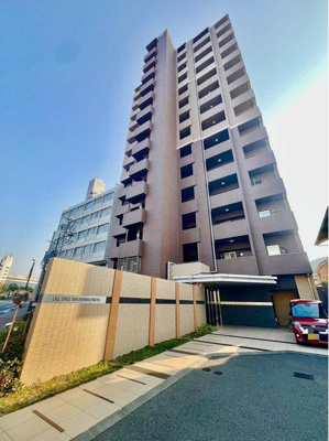 【外観】 | ラルステージ仁保新町公園 | 現地（2025年1月）撮影☆陽射しをいっぱいに享受する恵まれた立地と区画。アクセントカラーも艶やかに美しい外観が青空に映えます。