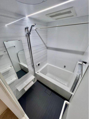 【浴室】 | パークハイム庚午中 | 1日の疲れを癒すバスルームは、心地よいリラックスを叶える清潔感溢れる美しい空間です。