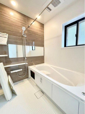 【浴室】 | ☆安佐北区あさひが丘6丁目　新規分譲☆ | ◆バスルーム◆1日の疲れを癒すバスルームは、心地よいリラックスを叶える清潔感溢れる美しい空間です。心からゆったりと寛いでいただけるよう、ゆとりのスペースを確保してます。
