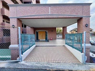 【エントランス】 | ☆ダイアパレス矢野西☆ | 共用部◆流れる空気感を特別なものとし、凛とした表情を見せる美しい外観。光に照らし出される外壁は、素材の持つ独特の存在感により豊かな表情を見せ、この一角を素敵に演出してくれます。