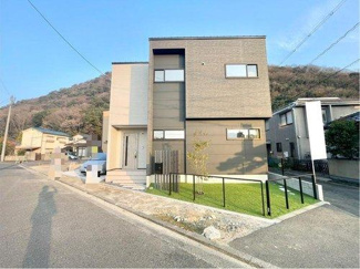 【外観】 | Ｎo2　令和6年8月完成☆陽光に映し出される外観が美しく、暮らす家族を、訪ねてくる友人知人を楽しませてくれます。