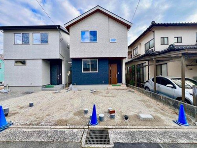 【外観】 | ☆安芸区船越2丁目　新規分譲☆ | 3号棟◆陽射しをいっぱいに享受する恵まれた立地と区画。アクセントカラーも艶やかに美しいサイディングが青空に映えます。