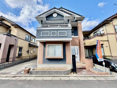 【外観】 | ☆安佐南区相田6丁目　中古戸建て☆ | 爽やかな青空の下に贅沢なほどに降り注ぐ陽光、豊かな居住性と、クオリティが見事に調和した住空間は、住まうことの喜びを感じさせてくれます。