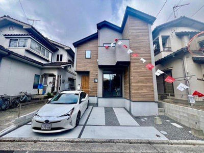 【外観】 | ☆佐伯区八幡3丁目　新規分譲☆ | ☆２０２５年１月完成☆　　　　　　　　　　　◆外観◆洗練されたモダンなデザインに、アクセントカラーのカラーリング。ゆったりとした駐車スペースも魅力です♪