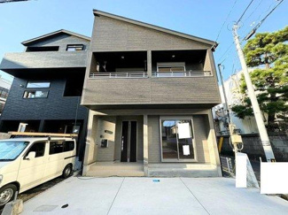 【外観】 | ☆２０２４年１１月上旬完成済☆陽光に照らされ、美しく輝く邸宅はそこに住まうご家族に幸福感と満足感を与え続け、快適な暮らしをもたらしてくれます。