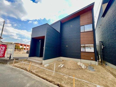 【外観】 | ☆廿日市市宮内字的場　新築分譲☆ | No1　令和6年11月完成♪シャープな印象の外観です☆訪れる方の眼を楽しまさせてくれます。