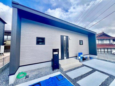 【外観】 | ☆佐伯区五日市町大字上河内字東平林　新築分譲☆ | ☆2025年1月上旬完成☆建物の居住性にこだわった邸宅は、「落ち着き」と「安らぎ」と「快適」を実現してくれます。