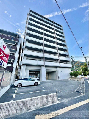 【外観】 | スターアーク緑井クレール | ◆外観◆堂々たる趣ながら、主張し過ぎずどこか余裕を感じさせるシャープなフォルムで佇むマンションは、晴天の空と照らし合わせる事で、本来あるべき完成形の姿を見せてくれます。
