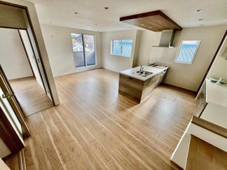 【居間・リビング】 | ☆安芸郡府中町鹿籠2丁目　新築分譲☆ | ◆リビング◆太陽の恵みを感じる温もりあふれる空間、寛ぎとコミュニケーションを育む居心地のよい場所で、家族との時間、自分の時間共に大切にできる空間がここにあります。