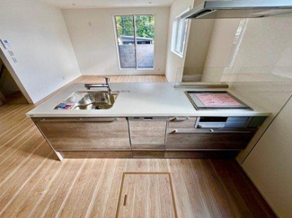 【キッチン】 | ☆安芸郡府中町鹿籠2丁目　新築分譲☆ | 人気の対面キッチンを採用。キッチンから◆キッチン◆リビングが見渡せるので、お子様を安心して遊ばせながら家事ができますね！リビング学習をするお子様にも声がかけやすい自然な距離感です。