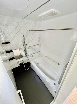 【浴室】 | ☆安芸郡府中町鹿籠2丁目　新築分譲☆ | ◆バスルーム◆親子で一緒に入れてゆったりとくつろぐことのできるバスタブです。ご家族の毎日の疲れを 癒す広々とした空間になっております。浴室乾燥機つきで梅雨時の気になる湿気なども換気できて安心ですね♪