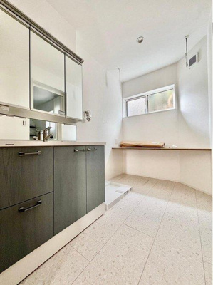 【洗面所】 | ☆安芸郡府中町鹿籠2丁目　新築分譲☆ | ◆洗面所◆人気の三面鏡を採用♪収納もたくさんでご家族の笑顔があふれますね。