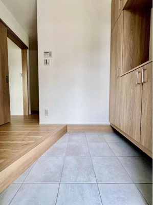 【玄関】 | ☆安芸郡府中町鹿籠2丁目　新築分譲☆ | ◆玄関◆住まいの第一印象を決める玄関スペースは優しい印象。収納もしっかり付いてます。