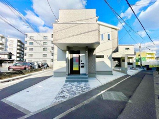 【外観】 | ☆安佐南区川内2丁目　新築分譲☆ | ☆2024年10月完成済☆
１号棟◆流れる空気感を特別なものとし、凛とした表情を見せる美しい外観。光に照らし出される外壁は、素材の持つ独特の存在感により豊かな表情を見せ、一角を素敵に演出してくれます。