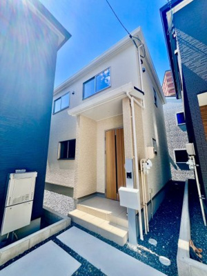 【外観】 | ☆安芸郡府中町柳ヶ丘　10号棟☆ | シンプルながらも繊細で美しいデザインと色合いはいつの時代も愛される家の形です。四季の移ろいを感じられ情緒溢れる町並みが、安らぎと落ち着きを与えてくれますね。