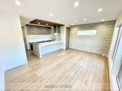 【居間・リビング】 | ☆東区中山新町1丁目　新築分譲☆ | ◆リビング◆
広々とした開放感あふれるリビングです。ゆったり寛げる充分な広さがございますので、ご家族でインテリアのレイアウトを考えるのも楽しみになりそうです♪